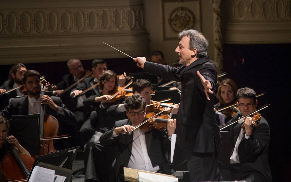 Attilio Cremonesi conducts the orchestra